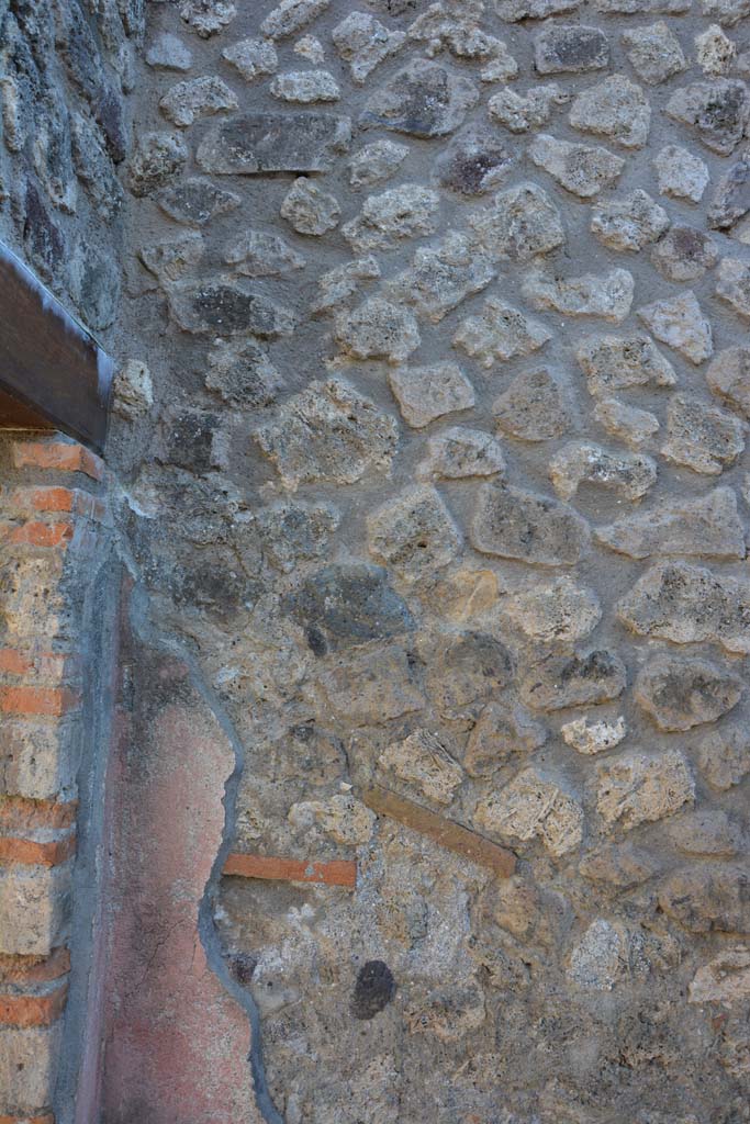 IX.5.6 Pompeii. May 2017. Room f, detail from south-west corner. 
Foto Christian Beck, ERC Grant 681269 DCOR.
