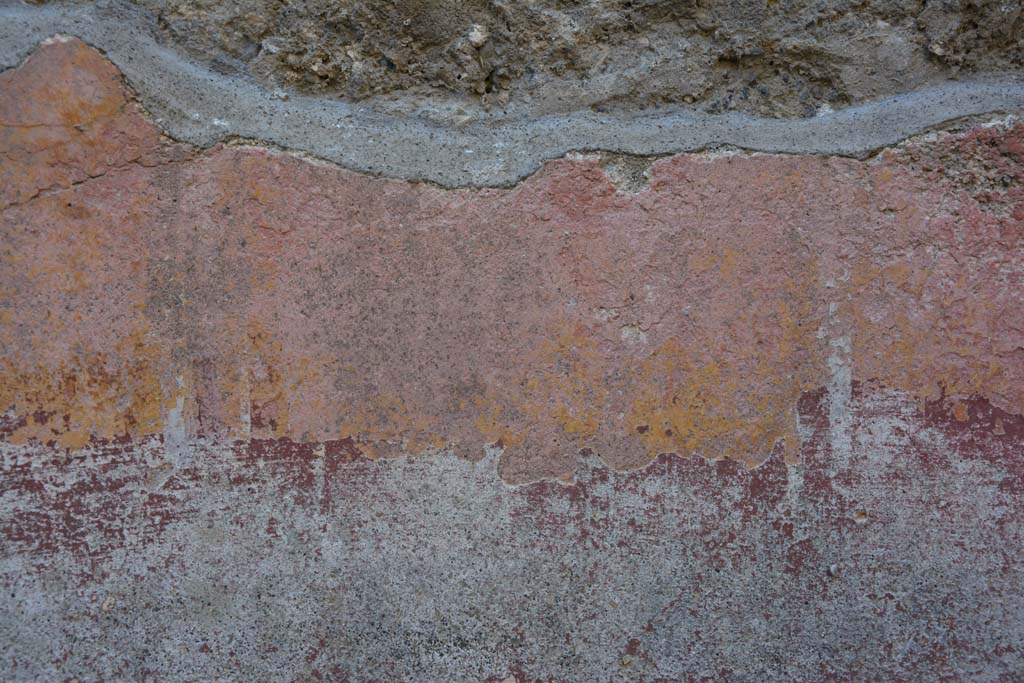 IX.5.6 Pompeii. May 2017. Room f, remaining painted decoration visible on north wall towards north-east corner.
Foto Christian Beck, ERC Grant 681269 DCOR.
