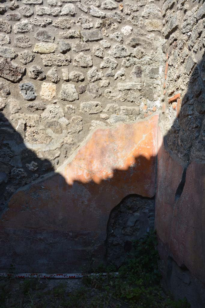 IX.5.6 Pompeii. May 2017. Room f, east wall at south end.  
Foto Christian Beck, ERC Grant 681269 DCOR.
