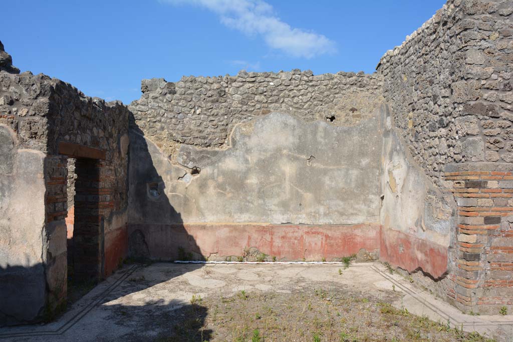 IX.5.6 Pompeii. May 2017. East ala e, looking towards east wall from atrium. 
The doorway to room f, is on the left (north side).
Foto Christian Beck, ERC Grant 681269 DCOR.
