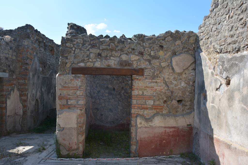 IX.5.6 Pompeii. May 2017. East ala e, looking towards north wall with doorway to room f
Foto Christian Beck, ERC Grant 681269 DCOR.
