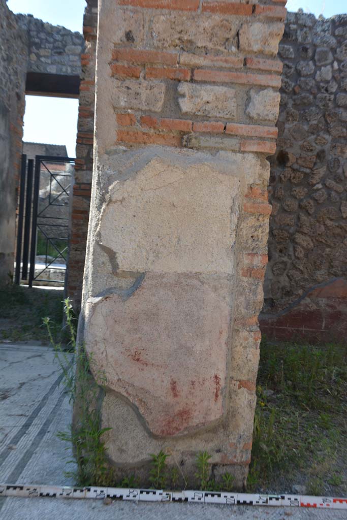 IX.5.6 Pompeii. May 2017. East ala e, north wall at west end, with doorway to room f, on right.
Foto Christian Beck, ERC Grant 681269 DCOR.
