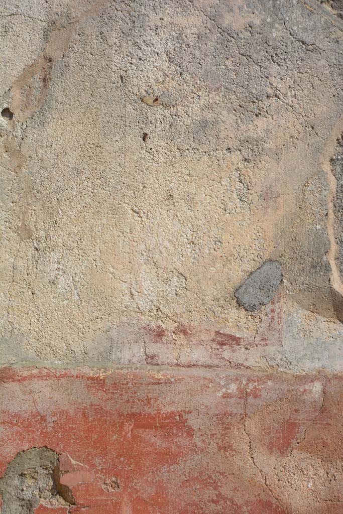 IX.5.6 Pompeii. May 2017. East ala e, south wall, remains of painted compartment above zoccolo. 
Foto Christian Beck, ERC Grant 681269 DCOR.
