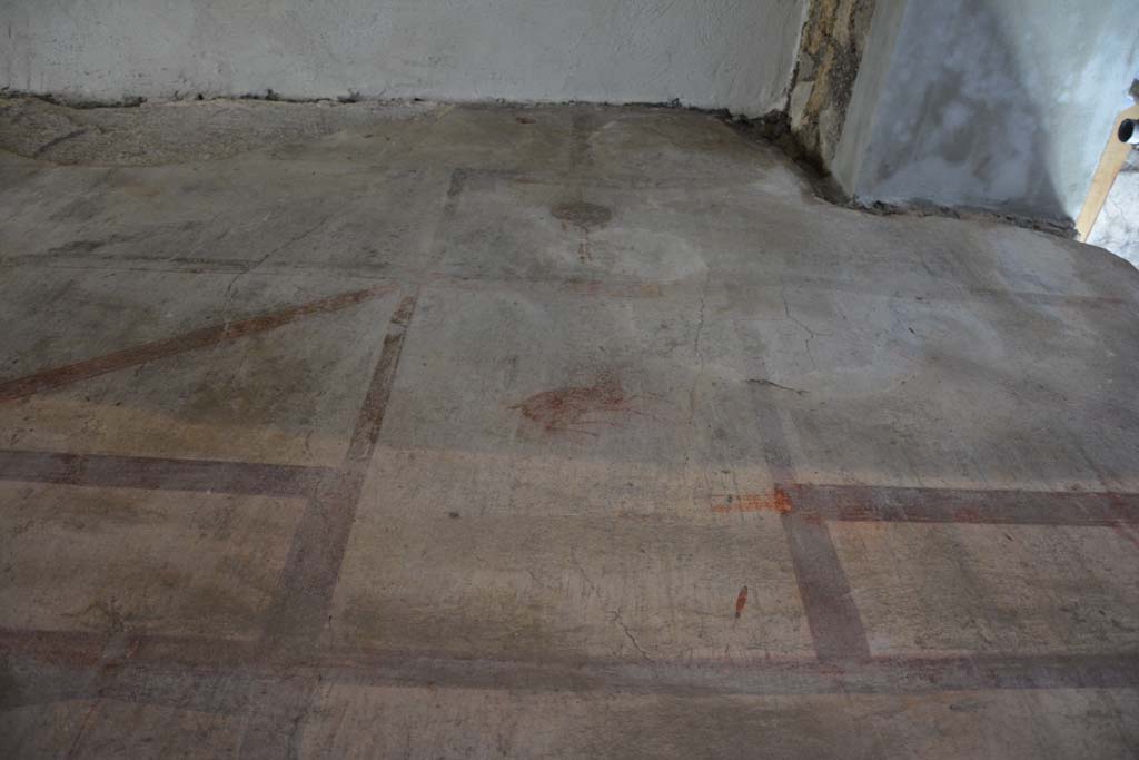 IX.5.6 Pompeii. May 2017. Room k, upper west wall at north end. 
Foto Christian Beck, ERC Grant 681269 DCOR.
Repeated on the west wall was the same scheme as on the opposite east wall, consisting of a black zoccolo with panels and compartments containing painted plants. The middle zone of the wall was painted white and formed into simple panels with carpet border edging, and with painted masks.

