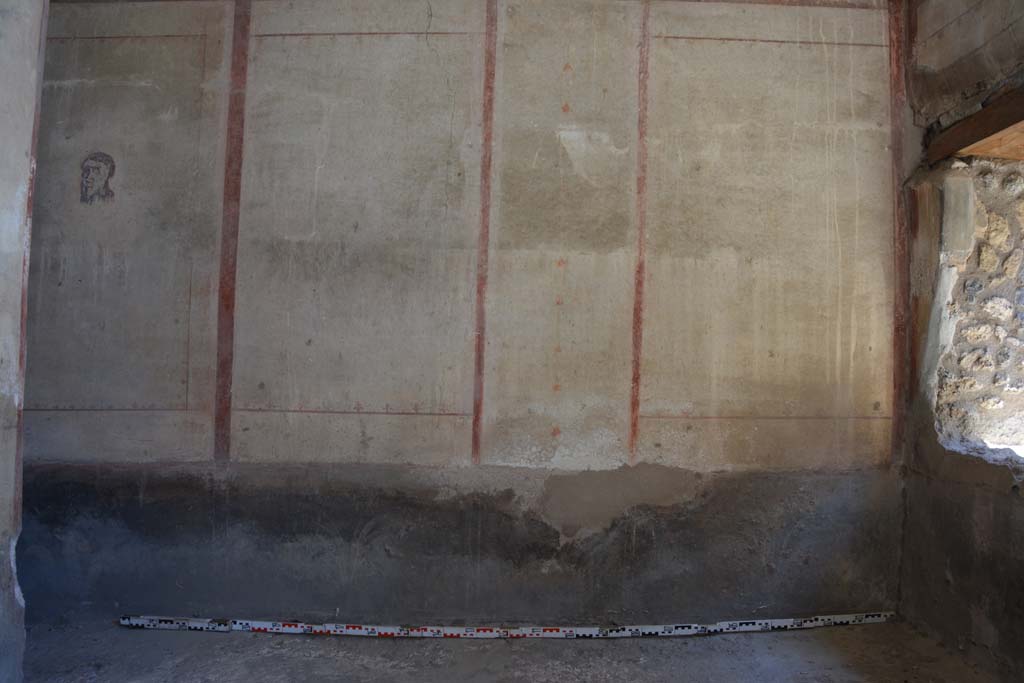 IX.5.6 Pompeii. May 2017. 
Room l (L), looking towards east wall at south end, with window in south-east corner, (also could be described as the east wall of room k). 
Foto Christian Beck, ERC Grant 681269 DCOR.

