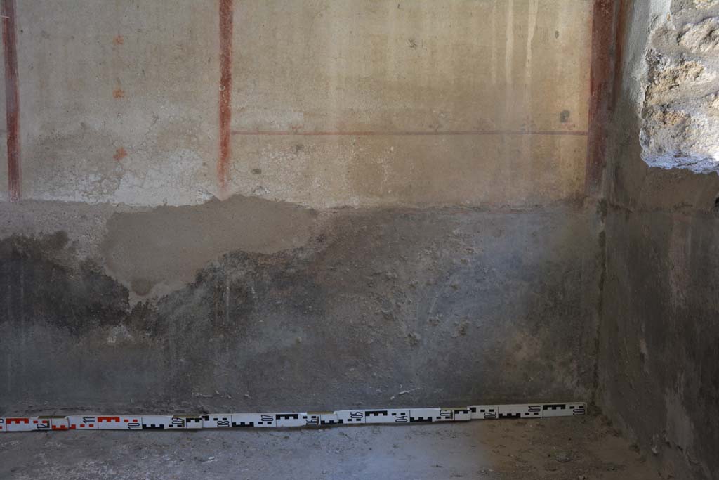 IX.5.6 Pompeii. May 2017. 
Room l (L), zoccolo on east wall at south end in south-east corner (also could be described as the east wall of room k). 
Foto Christian Beck, ERC Grant 681269 DCOR.

