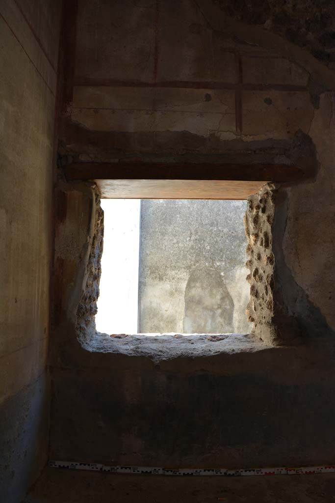 IX.5.6 Pompeii. May 2017. Room l (L), window in south wall in south-east corner. 
Foto Christian Beck, ERC Grant 681269 DCOR.
