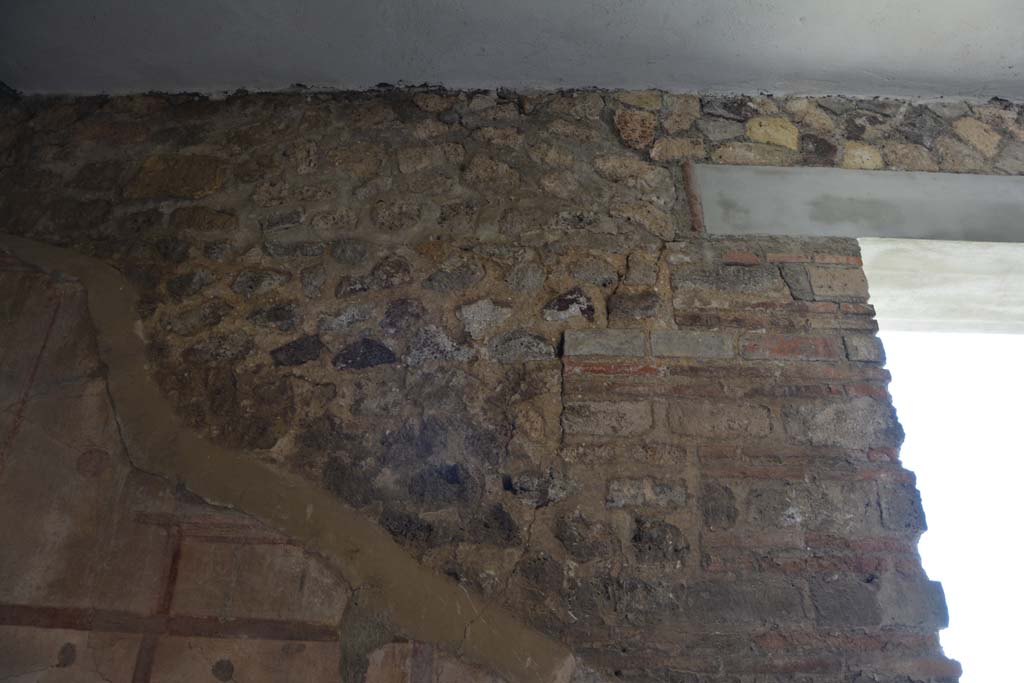 IX.5.6 Pompeii. May 2017. Room l (L), upper south wall between window and doorway (steps), on right.  
Foto Christian Beck, ERC Grant 681269 DCOR.
