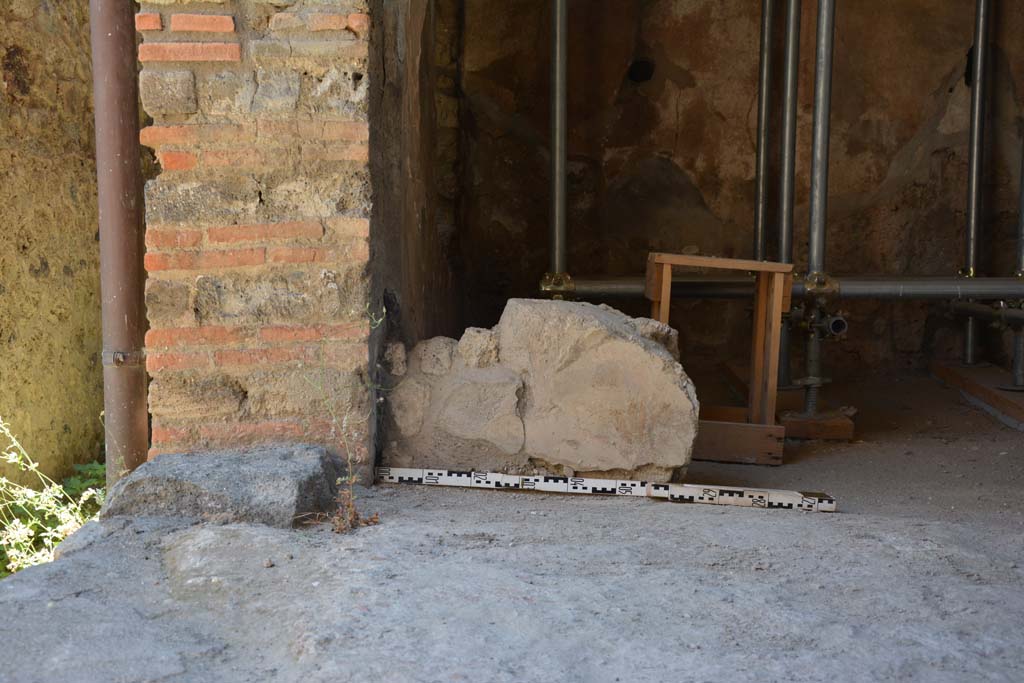 IX.5.6 Pompeii. May 2017. Room l (L), looking west across flooring towards west side of doorway to steps, and area m. 
Foto Christian Beck, ERC Grant 681269 DCOR.


