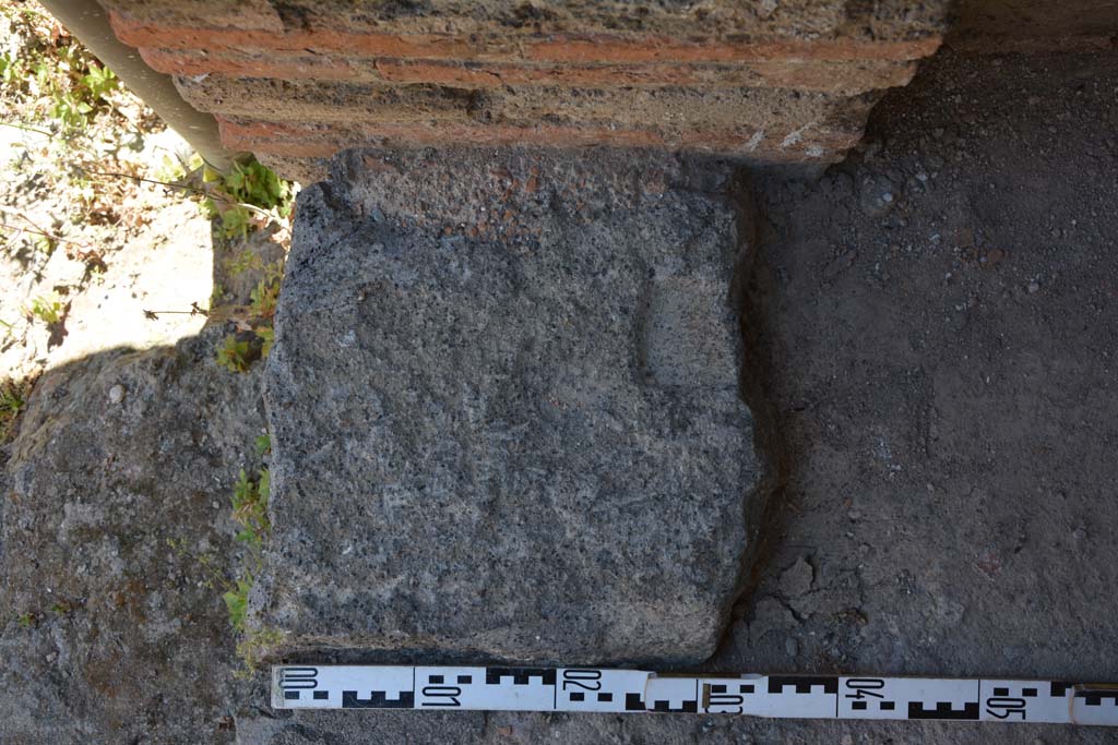 IX.5.6 Pompeii. May 2017. Room l (L), doorway threshold at west side of doorway with steps. 
Foto Christian Beck, ERC Grant 681269 DCOR.

