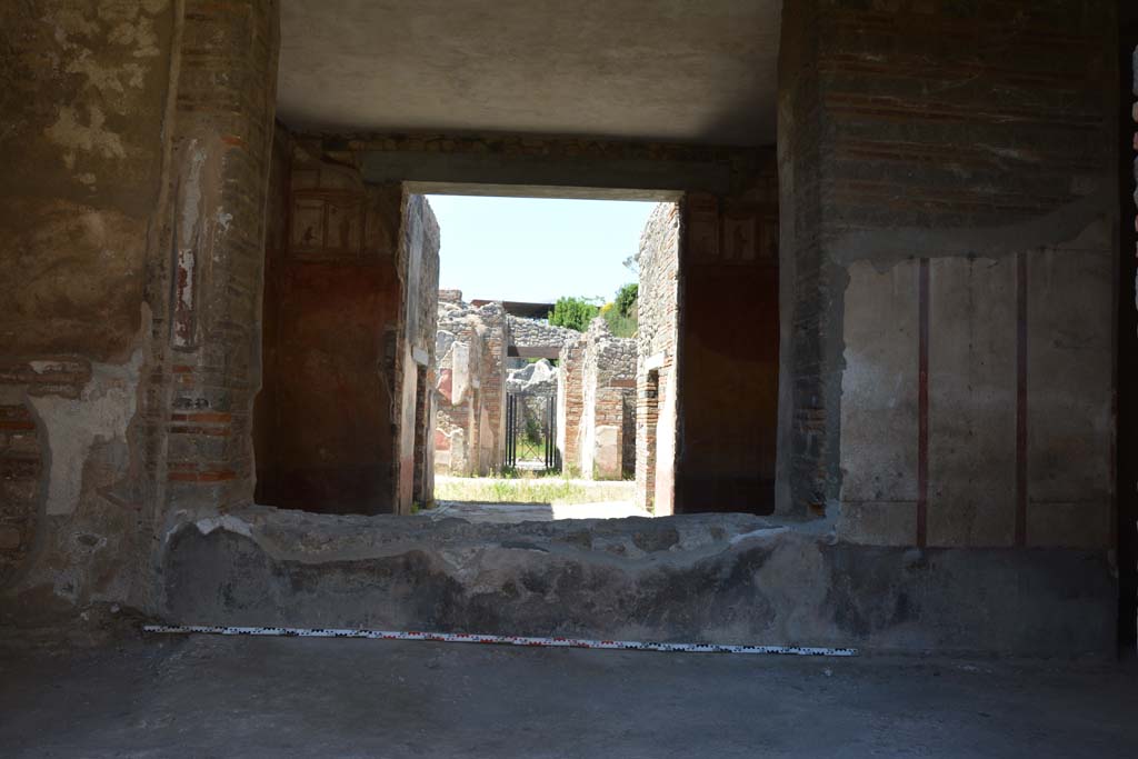IX.5.6 Pompeii. May 2017. Room l (L), north wall, window into tablinum. 
Foto Christian Beck, ERC Grant 681269 DCOR.
