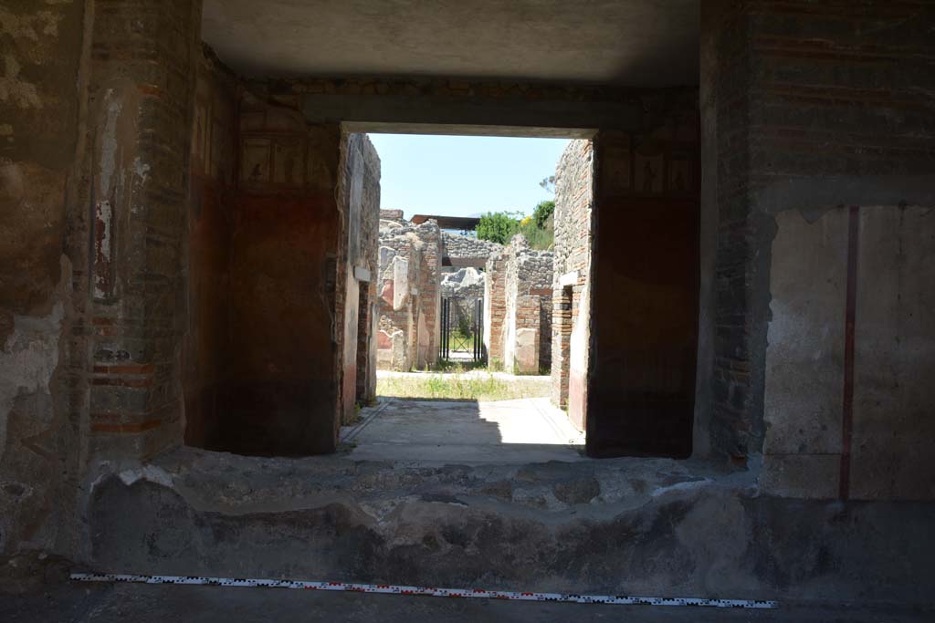 IX.5.6 Pompeii. May 2017. Room l (L), north wall, looking through window into tablinum and across atrium to entrance doorway.
Foto Christian Beck, ERC Grant 681269 DCOR.
