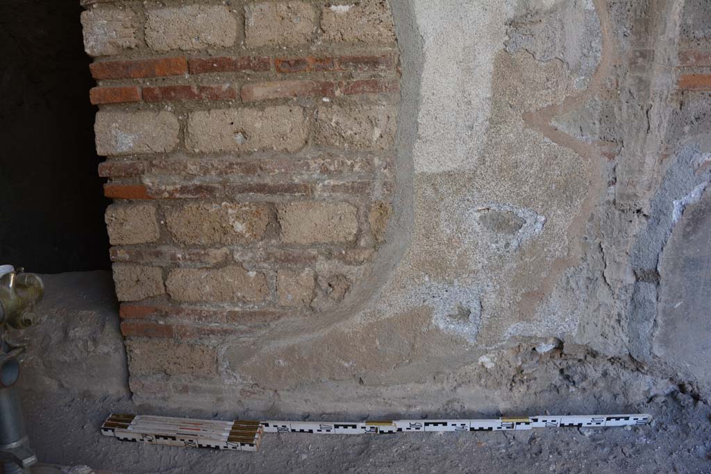 IX.5.6 Pompeii. May 2017. 
Room m, lower north wall between doorway to area under stairs, on left, and below window to tablinum, on right.
Foto Christian Beck, ERC Grant 681269 DCOR.
