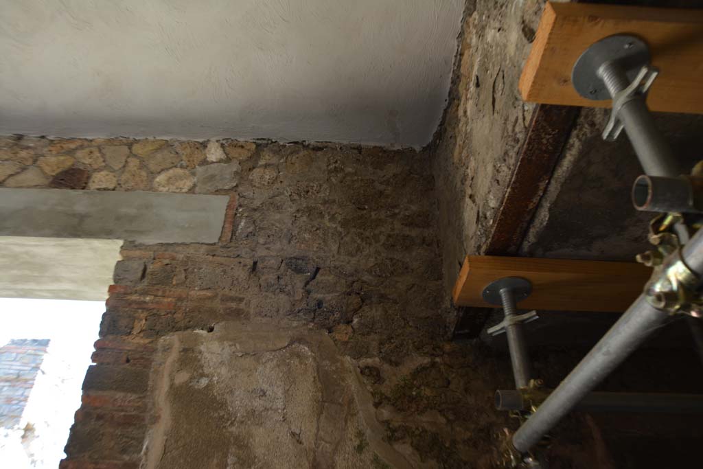 IX.5.6 Pompeii. May 2017. Room m, upper south wall at east end near doorway to steps, on left. 
Foto Christian Beck, ERC Grant 681269 DCOR.
