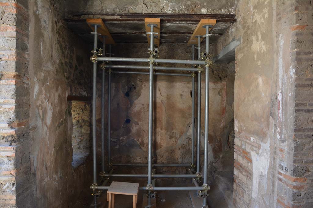IX.5.6 Pompeii. May 2017. 
Room m, looking west from room l (L), with doorway to steps, on left, and window into tablinum, on right. 
Foto Christian Beck, ERC Grant 681269 DCOR.
