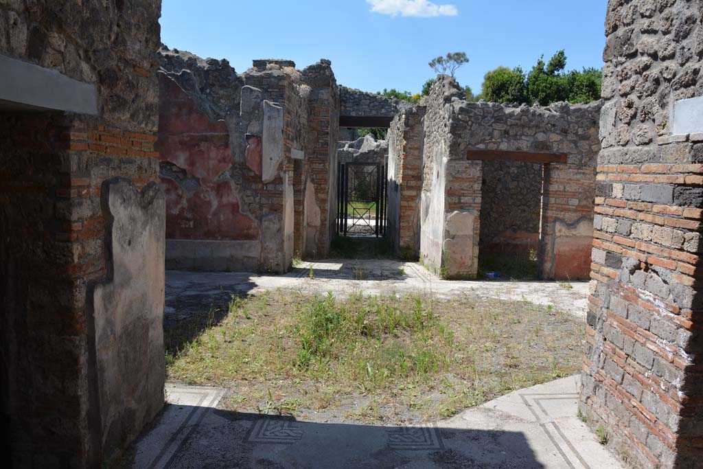 IX.5.6 Pompeii. May 2017. Area c’, looking towards west side and doorway to room h.
Foto Christian Beck, ERC Grant 681269 DÉCOR.
