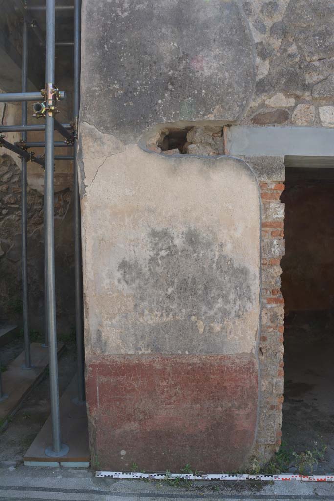 IX.5.6 Pompeii. May 2017. Area c’, pilaster on north side of doorway to room h.
Foto Christian Beck, ERC Grant 681269 DÉCOR.
