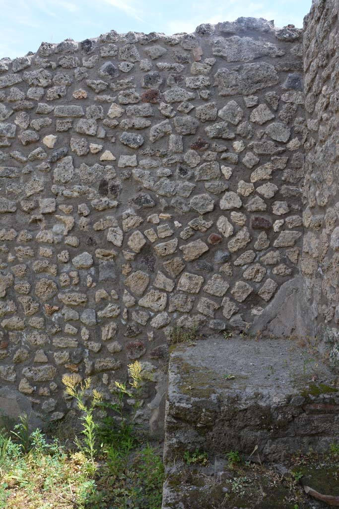 IX.5.7 Pompeii. May 2017. East wall at south end, with base of steps to upper floor.
Foto Christian Beck, ERC Grant 681269 DÉCOR.

