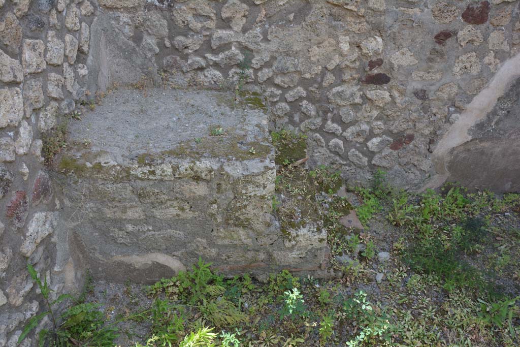 IX.5.7 Pompeii. May 2017. Detail of north side of base of steps to upper floor.
Foto Christian Beck, ERC Grant 681269 DÉCOR.
