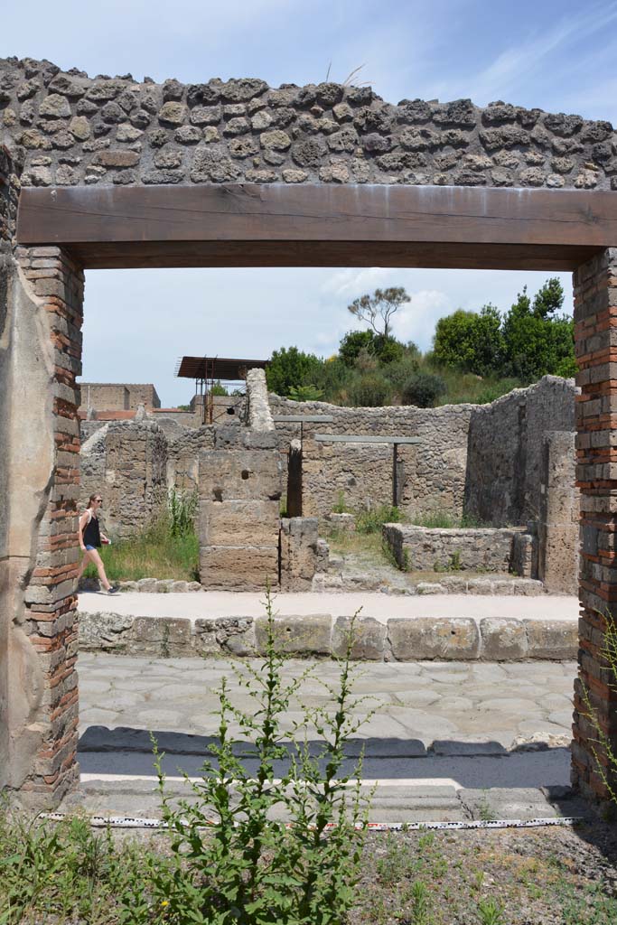 IX.5.7 Pompeii. May 2017. 
Looking north towards entrance doorway and doorway threshold onto Via di Nola.
Foto Christian Beck, ERC Grant 681269 DÉCOR.
