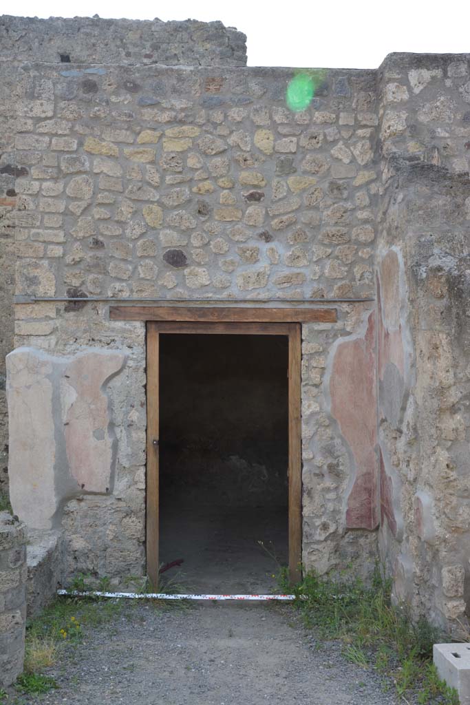 IX.5.9 Pompeii. May 2017. 
Room l (L) ,looking west towards doorway to room in north-west corner of peristyle.
Foto Christian Beck, ERC Grant 681269 DCOR.
