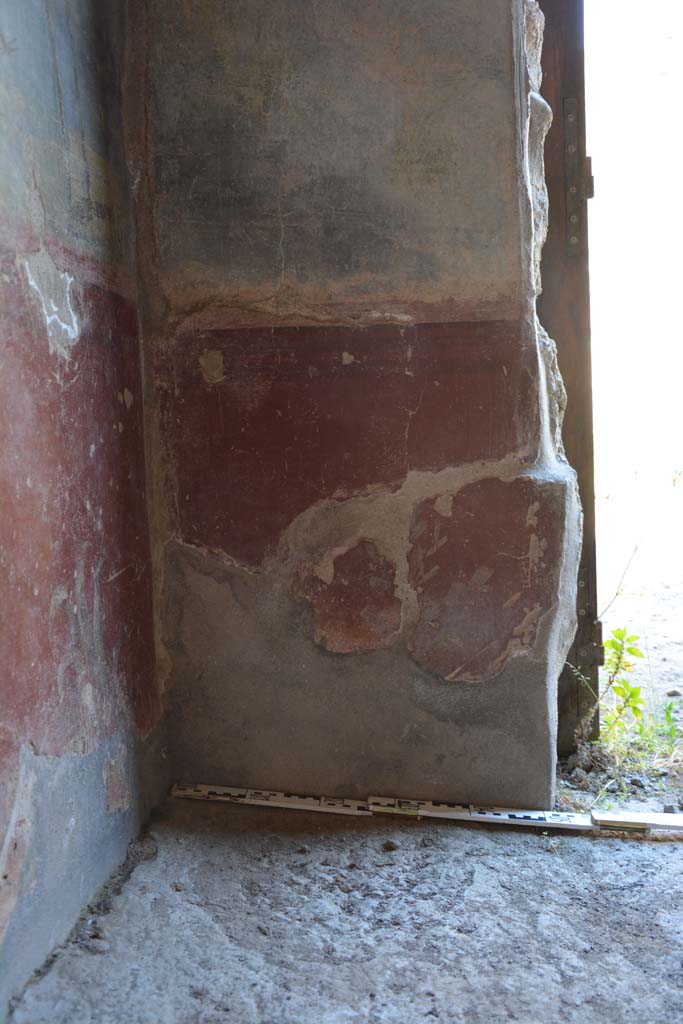 IX.5.9 Pompeii. May 2017. 
Room l (L), looking towards lower east wall in north-east corner.
Foto Christian Beck, ERC Grant 681269 DCOR.

