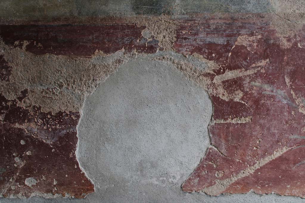 IX.5.9 Pompeii. May 2019. Room l (L), zoccolo on lower north wall at west end, continuation.  
Foto Christian Beck, ERC Grant 681269 DCOR.

