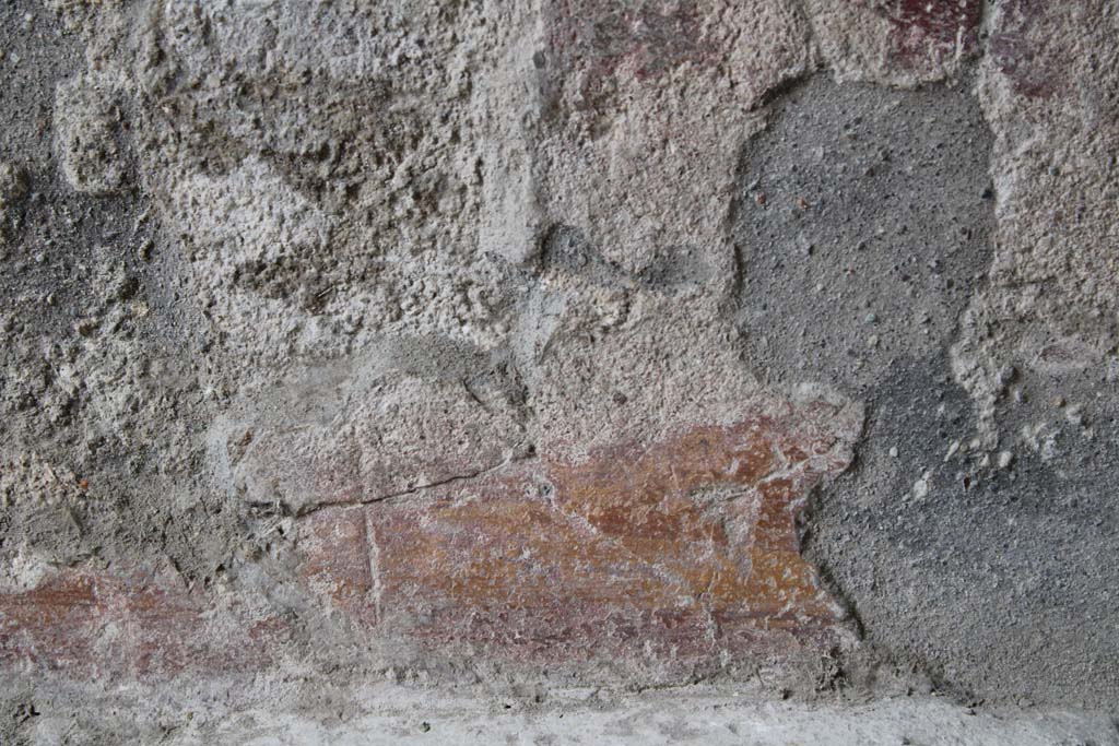 IX.5.9 Pompeii. May 2019. Room l (L), detail from lower zoccolo under window in south wall, at floor level.   
Foto Christian Beck, ERC Grant 681269 DCOR.
