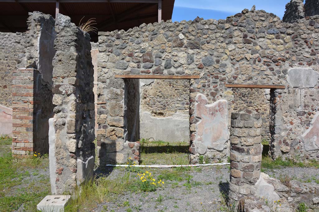 IX.5.9 Pompeii. May 2017. Room m, looking east along north portico towards two doorways into room.
Foto Christian Beck, ERC Grant 681269 DCOR.
