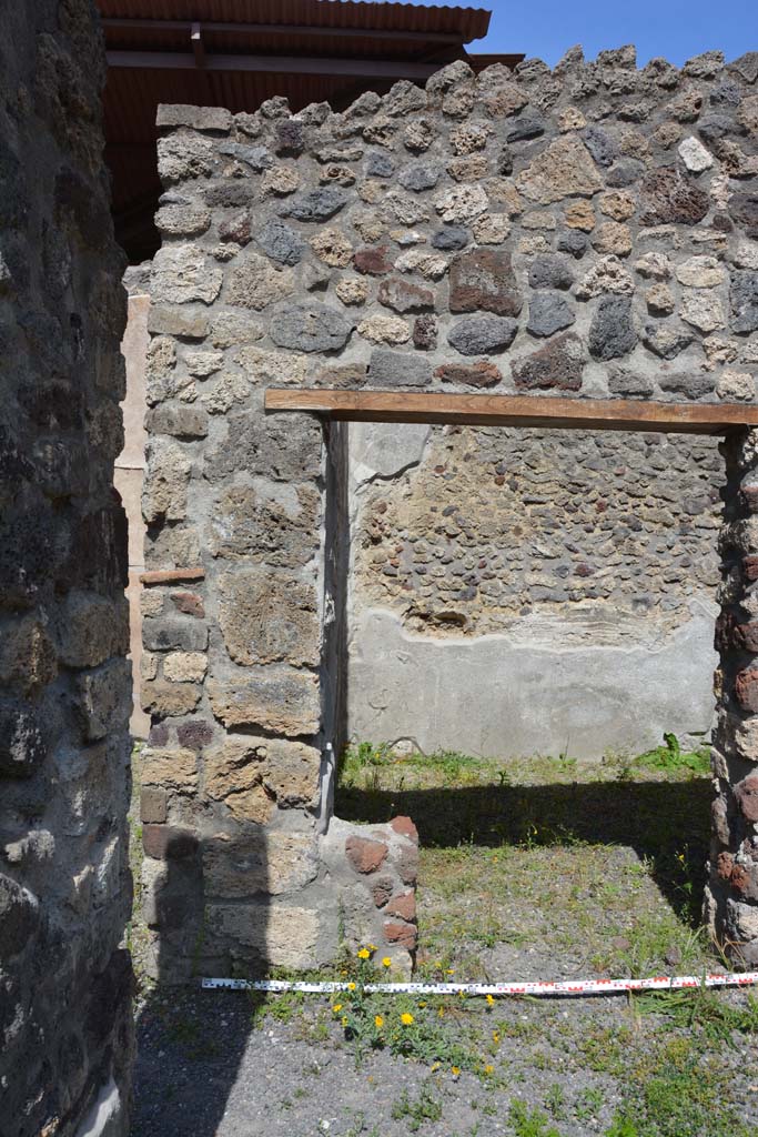 IX.5.9 Pompeii. May 2017. Room m, looking east through doorway at north end of east portico.
Foto Christian Beck, ERC Grant 681269 DCOR.
