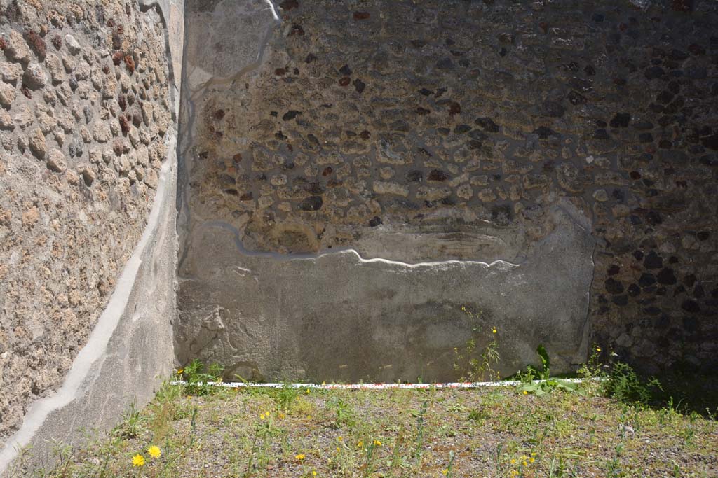 IX.5.9 Pompeii. May 2017. Room m, north-east corner and east wall at north end.
Foto Christian Beck, ERC Grant 681269 DCOR.

