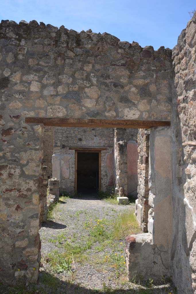 IX.5.9 Pompeii. May 2017. 
Room m, west wall at north end, with doorway to east portico k.
Foto Christian Beck, ERC Grant 681269 DCOR.
