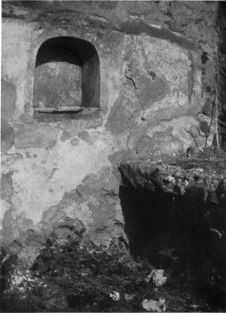 IX.5.9 Pompeii. 1930s photo by Tatiana Warscher. Room n, arched niche in north wall of kitchen. 
According to Boyce, a burning altar was painted on the wall on each side of the niche, with a yellow serpent gliding towards it between plants and flowers.
See Boyce G. K., 1937. Corpus of the Lararia of Pompeii. Rome: MAAR 14. (p. 86, no. 423, Plate 2,4) 

