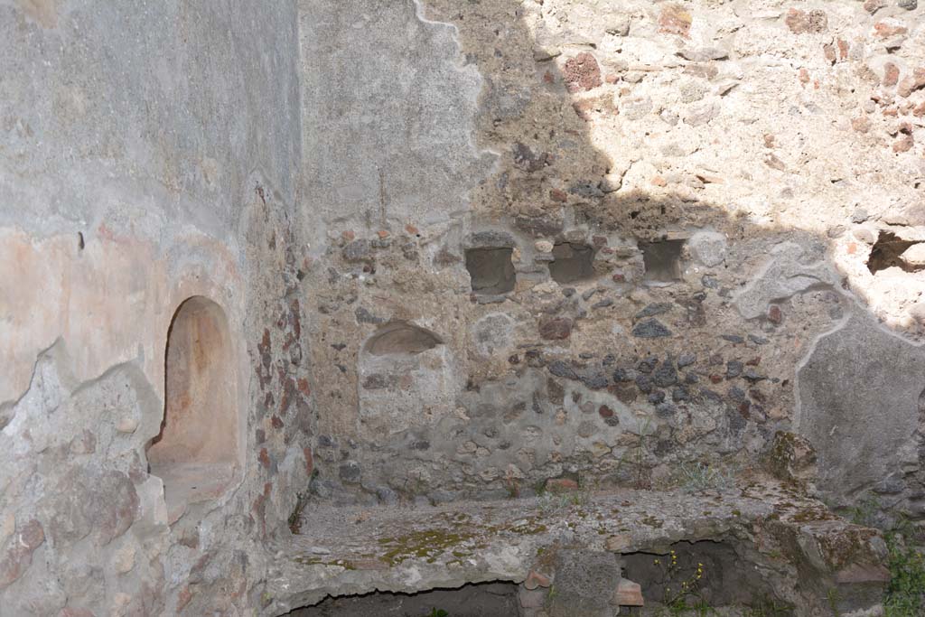 IX.5.9 Pompeii. May 2017. Room n, looking towards east wall in north-east corner above hearth, with a bricked-up niche.
The holes in the wall housed the beams for a low attic.
Foto Christian Beck, ERC Grant 681269 DCOR.
