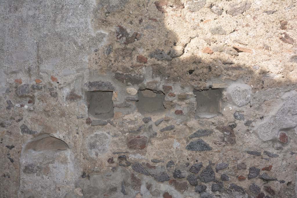 IX.5.9 Pompeii. May 2017. Room n, detail from east wall showing the holes for the beams to support the low room above.
Foto Christian Beck, ERC Grant 681269 DCOR.
