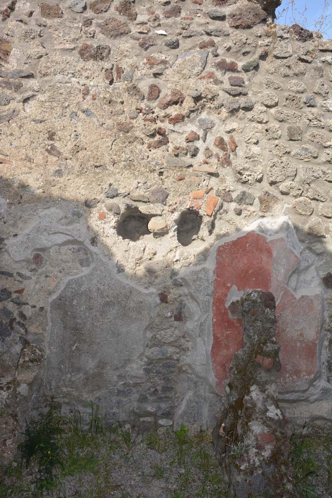 IX.5.9 Pompeii. May 2017. 
Room n, latrine, on left, at south end of hearth against east wall.
Foto Christian Beck, ERC Grant 681269 DCOR.

