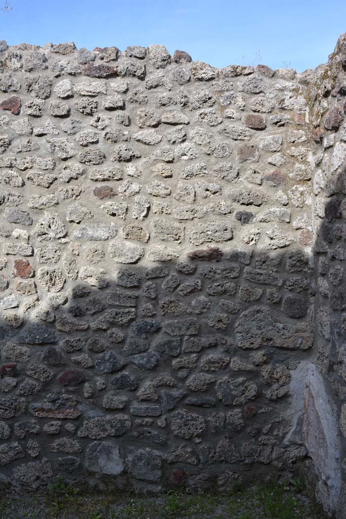 IX.5.9 Pompeii. May 2017. Room n/q, east wall in south-east corner.
Foto Christian Beck, ERC Grant 681269 DCOR.

