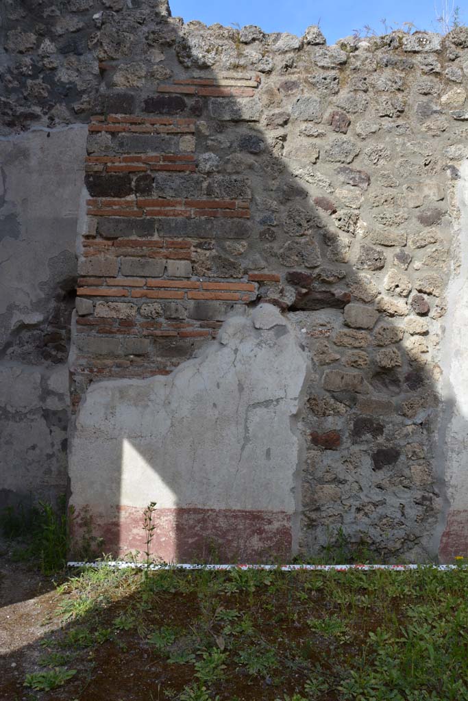 IX.5.9 Pompeii. May 2017. 
Room o, north end of east wall, with recess in north-east corner, on left.
Foto Christian Beck, ERC Grant 681269 DCOR.
