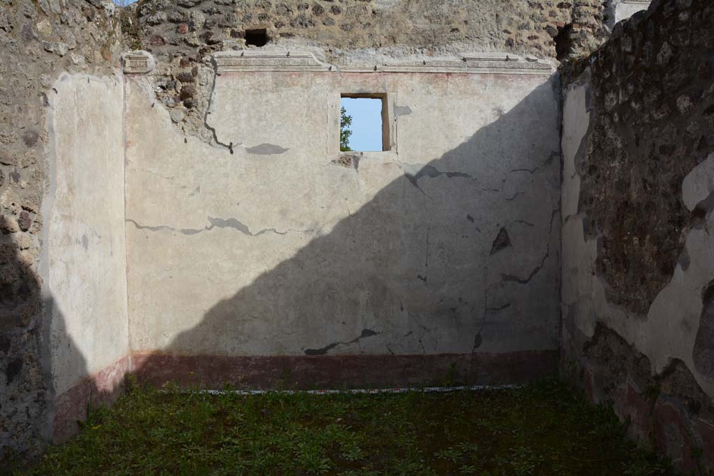 IX.5.9 Pompeii. May 2017. Room o, looking towards south wall with window taking light from the peristyle of IX.5.14-16.
Foto Christian Beck, ERC Grant 681269 DCOR.
According to PPM  
the decoration of this wall, completed with a polychrome stucco cornice, would have been based on a two-panel scheme with a narrow central compartment (with plants in the red zoccolo, and with candelabra in the white middle zone).
See Carratelli, G. P., 1990-2003. Pompei: Pitture e Mosaici. IX. (9). Roma: Istituto della enciclopedia italiana, (p.523).


