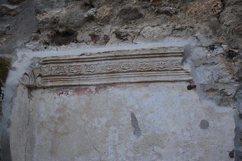 IX.5.9 Pompeii. March 2017. Room o, cornice in polychrome (red and yellow) stucco on upper north wall in north-west corner.
Foto Christian Beck, ERC Grant 681269 DCOR.


