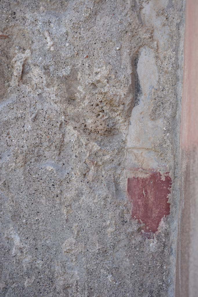 IX.5.9 Pompeii. May 2017. 
Room “b”, detail of remaining painted plaster on pilaster in south-west corner of atrium, looking south. 
Foto Christian Beck, ERC Grant 681269 DÉCOR.
