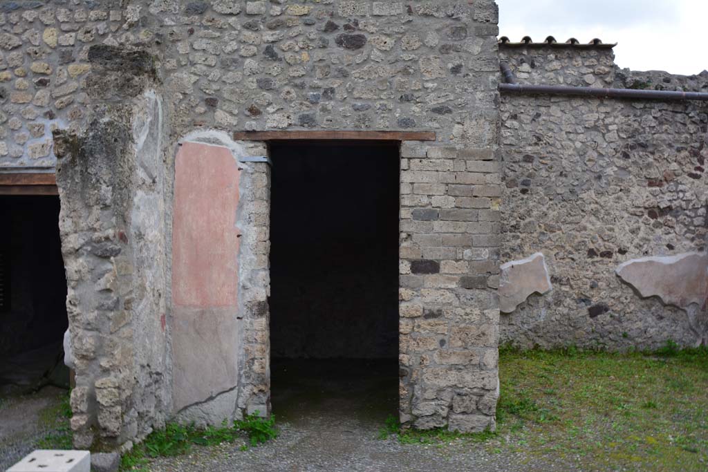 IX.5.9 Pompeii. March 2017. Room e, looking towards doorway in south-west corner of atrium b.
Foto Christian Beck, ERC Grant 681269 DCOR.

