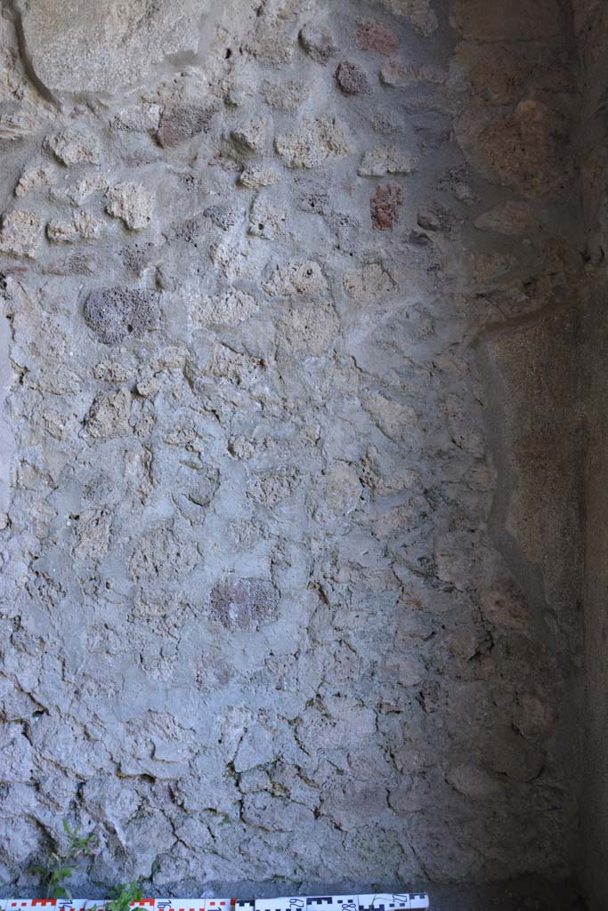 IX.5.9 Pompeii. May 2017. Room e, lower north wall at east end.
Foto Christian Beck, ERC Grant 681269 DCOR.
