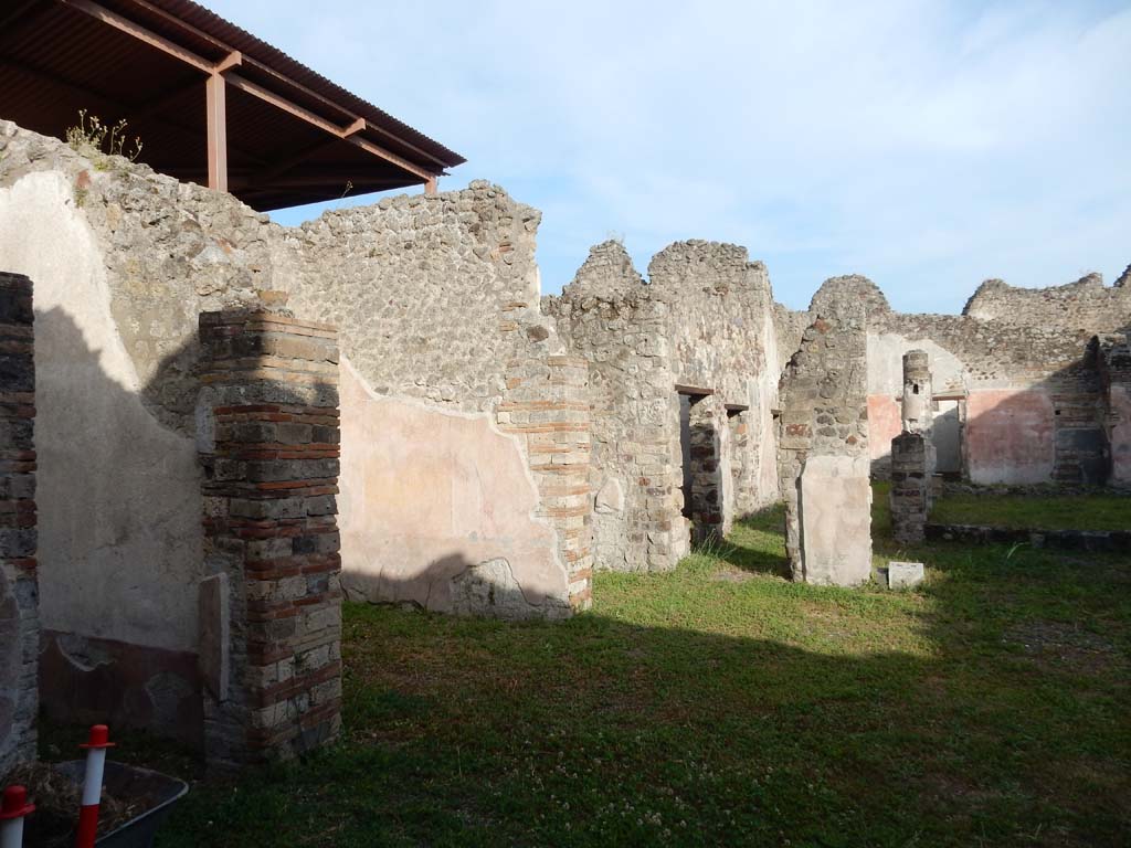 IX.5.9 Pompeii. June 2019. Looking south along east side of atrium “b”, from room “f”, on left. Photo courtesy of Buzz Ferebee.
