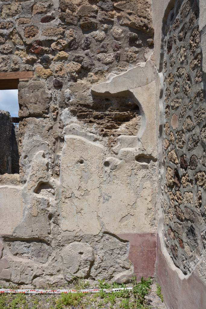 IX.5.9 Pompeii. May 2017. Room “f”, north wall in north-east corner.
Foto Christian Beck, ERC Grant 681269 DÉCOR.
