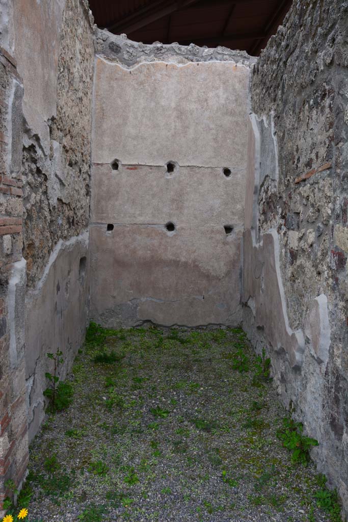 IX.5.9 Pompeii. March 2017. Room h, looking east across small storeroom or cupboard.
Foto Christian Beck, ERC Grant 681269 DCOR.

