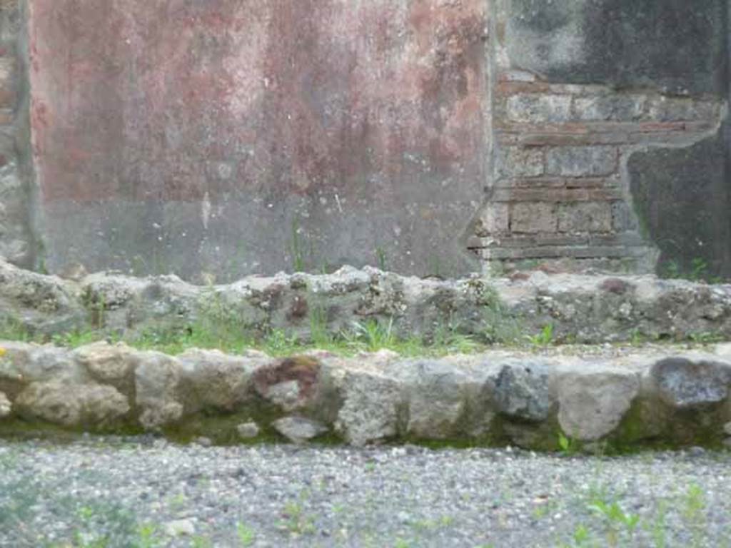 IX.5.9 Pompeii. May 2010. Looking south from entrance corridor towards small wall of peristyle i. 