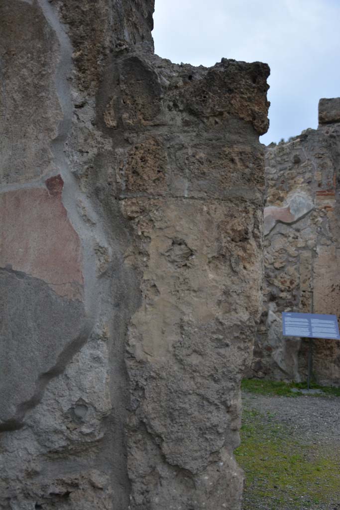 IX.5.9 Pompeii. March 2017. 
Room i, north wall of pilaster in north-west corner of north portico.
Foto Christian Beck, ERC Grant 681269 DCOR.
