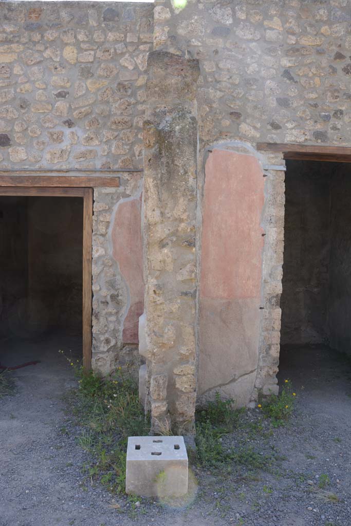 IX.5.9 Pompeii. May 2017. 
Room i, looking west from north portico towards pilaster with doorway to room l (L) on left, and room e on right.
Foto Christian Beck, ERC Grant 681269 DCOR.
