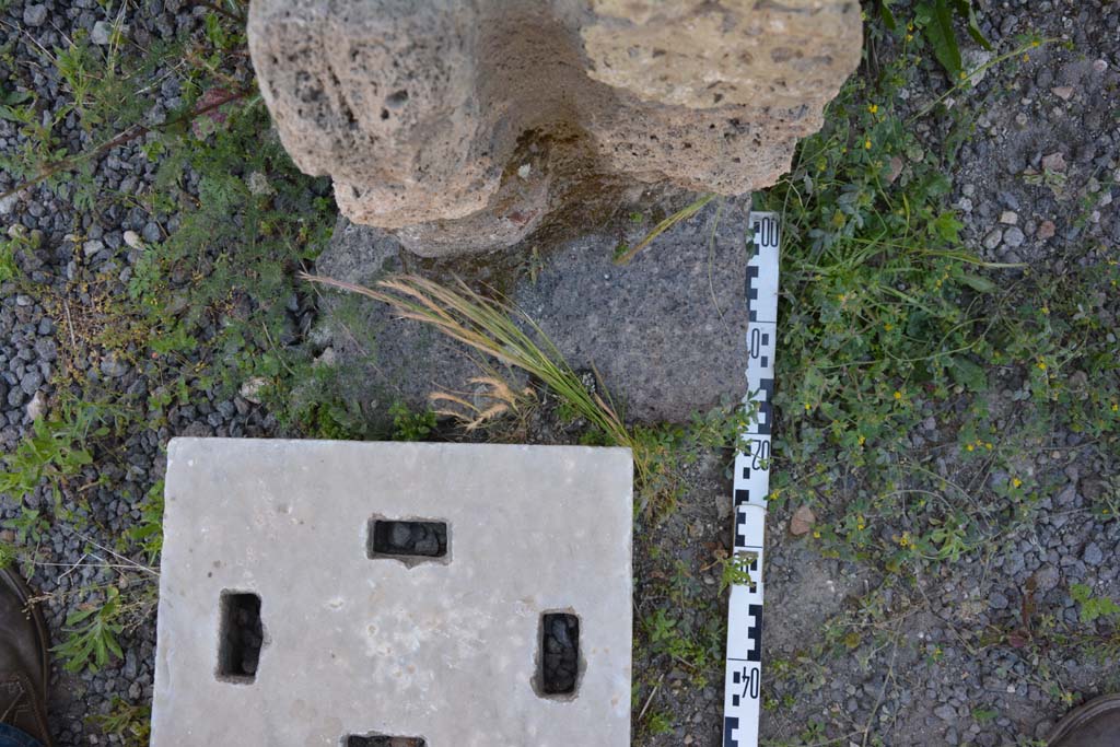 IX.5.9 Pompeii. May 2017. Room i, lower pilaster on west side of north portico.
Foto Christian Beck, ERC Grant 681269 DCOR.

